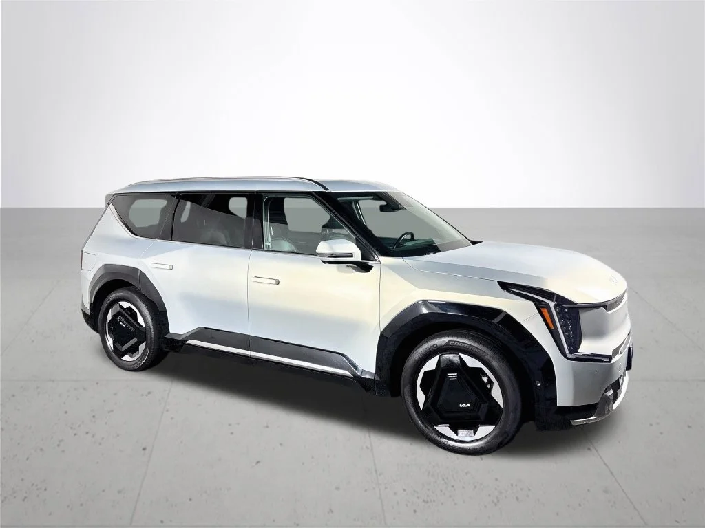 Used 2024 Ivory Kia Land image 4