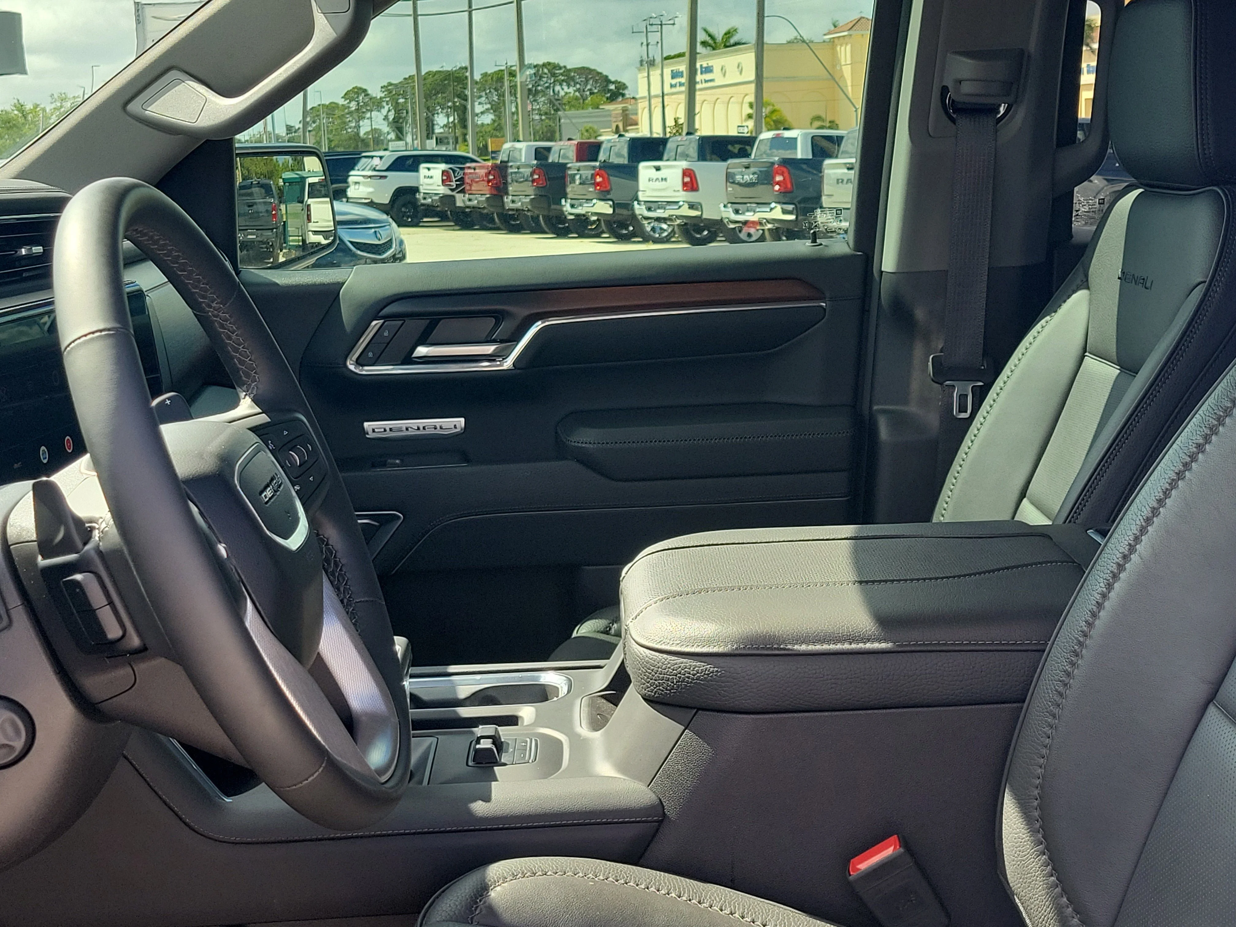 Used 2024 White Frost Tricoat GMC Denali image 22