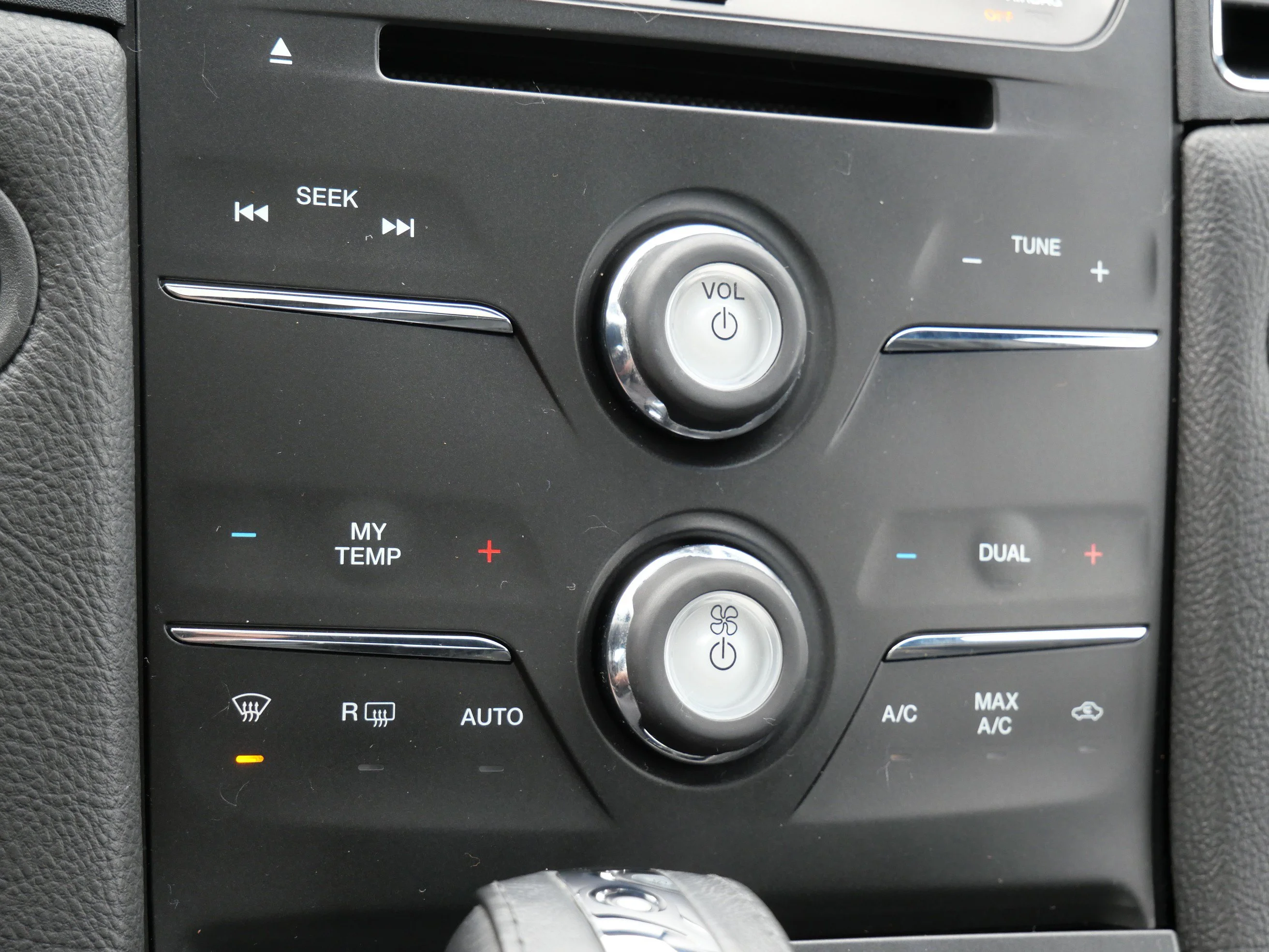 Used 2018 White Platinum Metallic Tri-Coat Ford SEL image 21