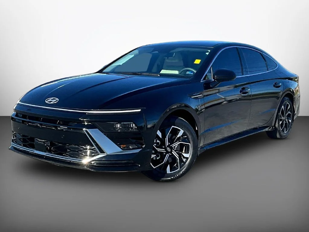 Used 2025 Black Hyundai SEL image 3