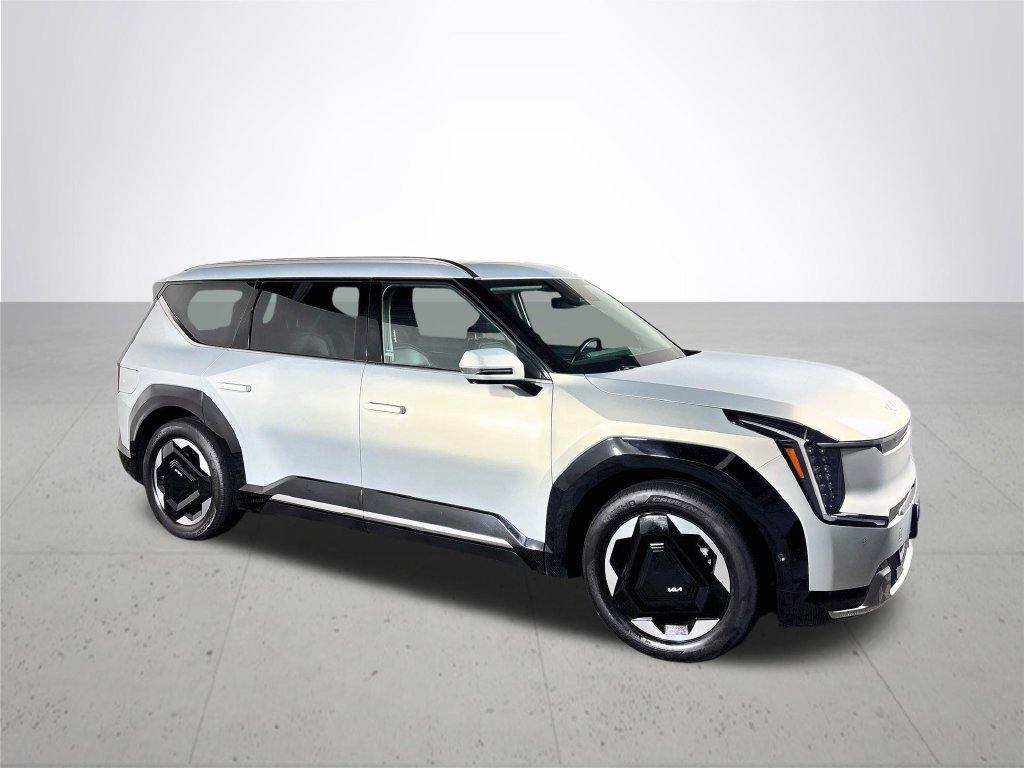 Used 2024 White Kia Land image 4