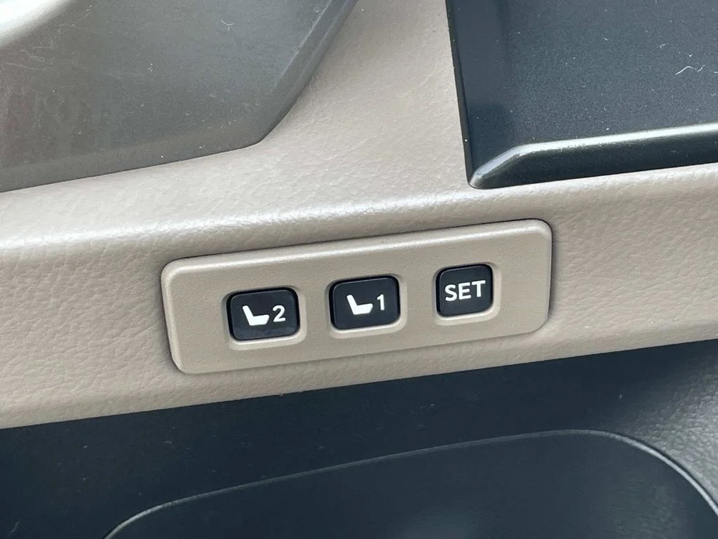 Used 2023 White Lexus 460 image 22