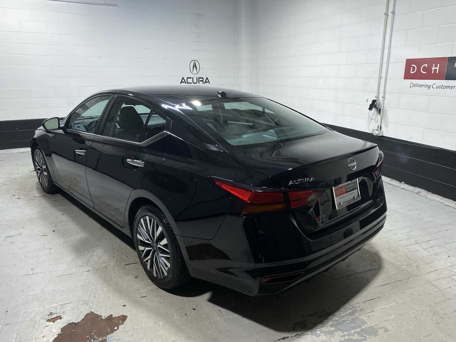 Used 2024 Super Black Nissan 2.5 SV image 4