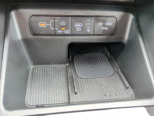 Used 2025 White Hyundai SEL Convenience image 19