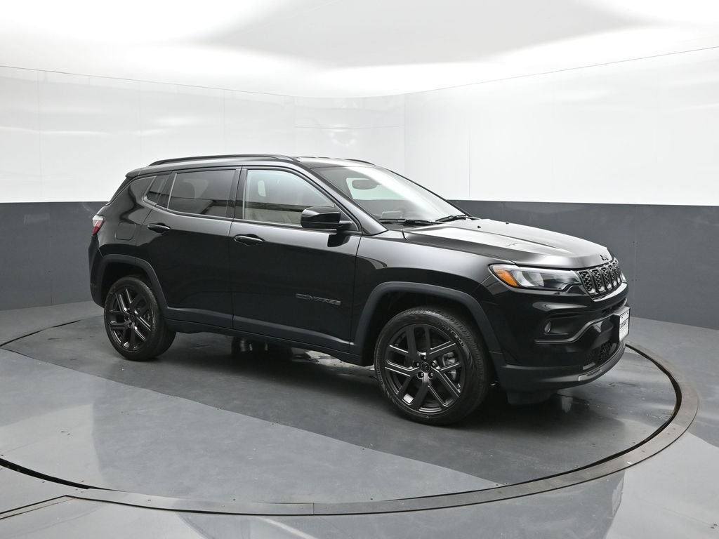 New 2026 Diamond Black Crystal Pearl-Coat Exterior Paint Jeep Latitude image 17