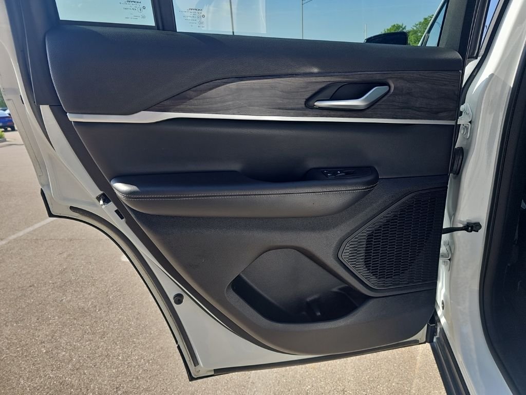 Used 2024 White/off-white Jeep Limited image 28