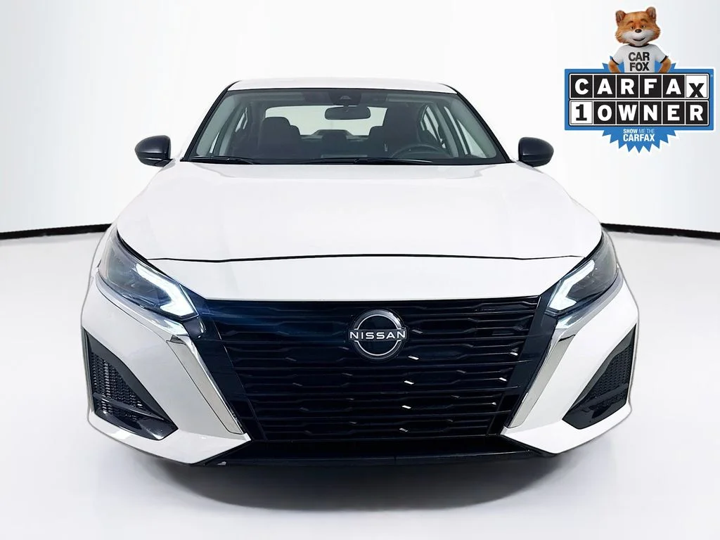 Used 2025 Glacier White Nissan 2.5 SV image 2