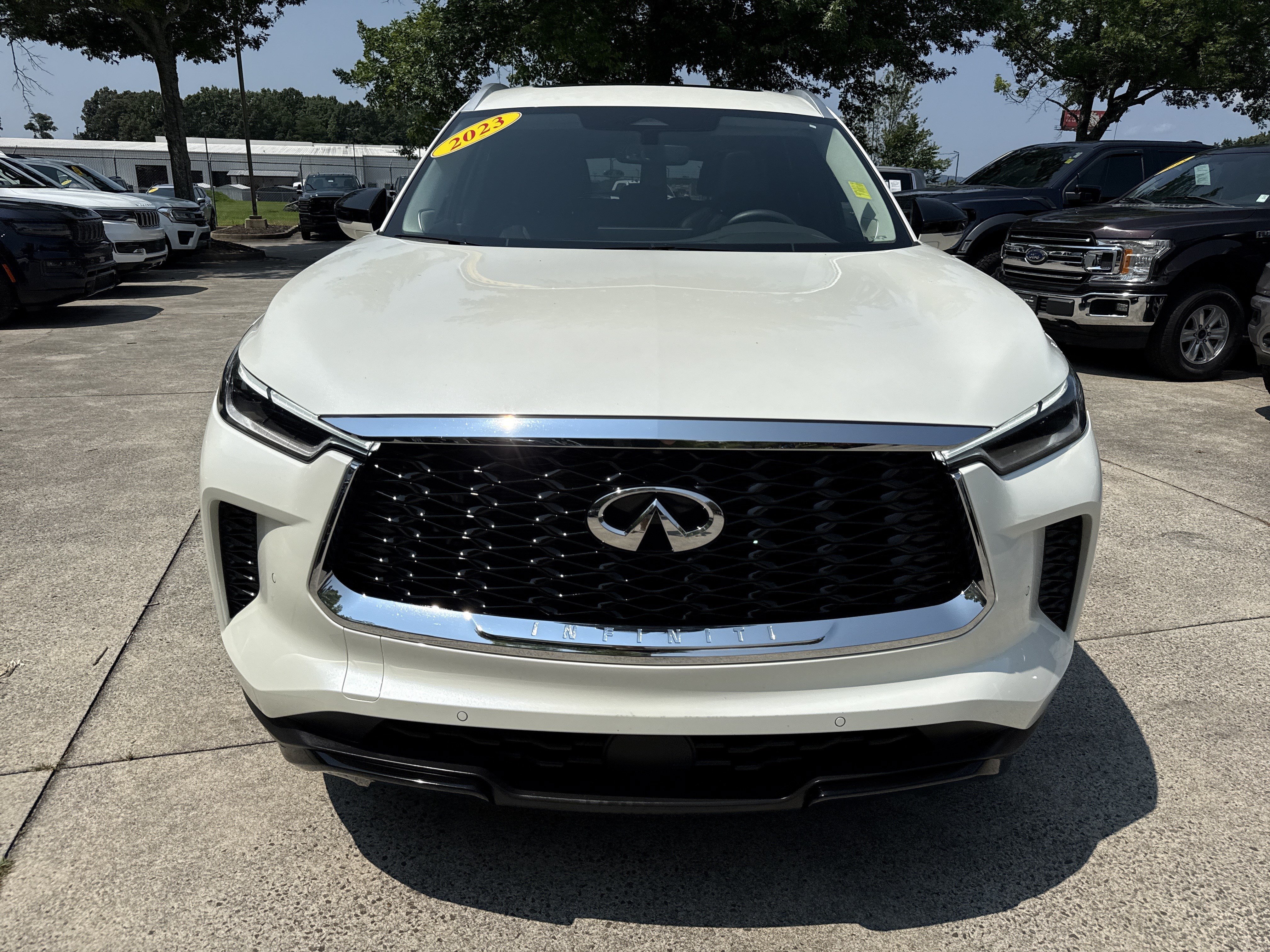 Used 2023 Majestic White INFINITI LUXE image 2