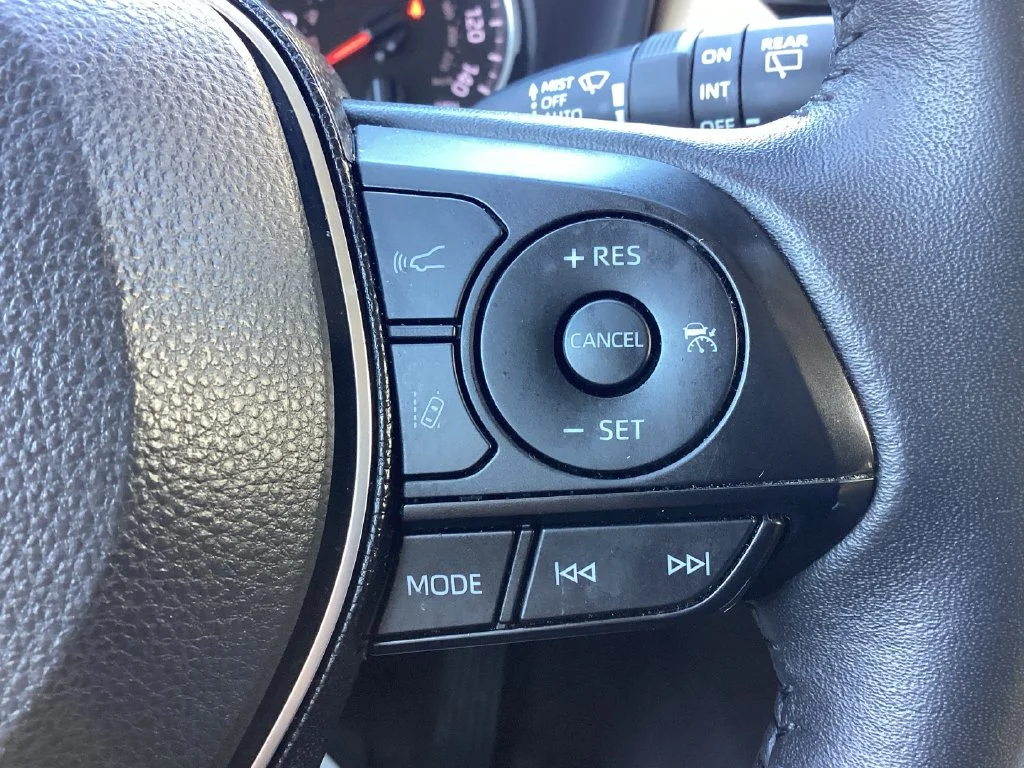 Used 2020  Toyota XLE Premium image 38