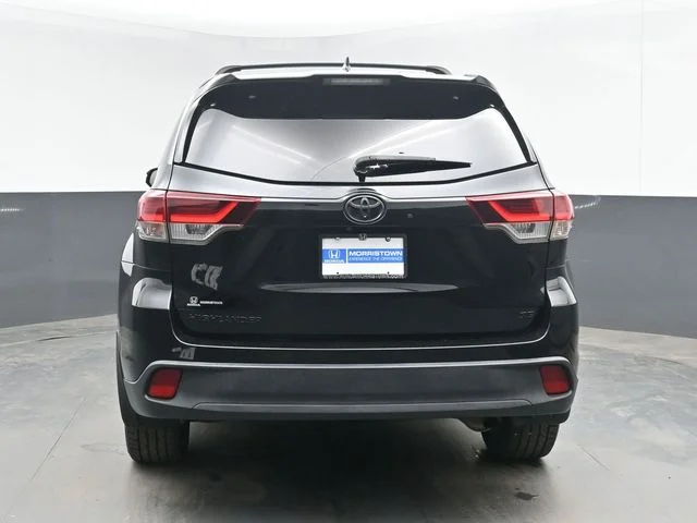 Used 2019 Midnight Black Metallic Toyota SE image 9