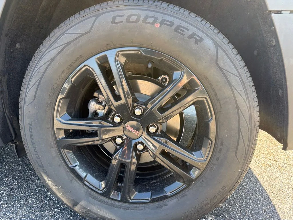 Used 2024 Summit White GMC AT4 image 33