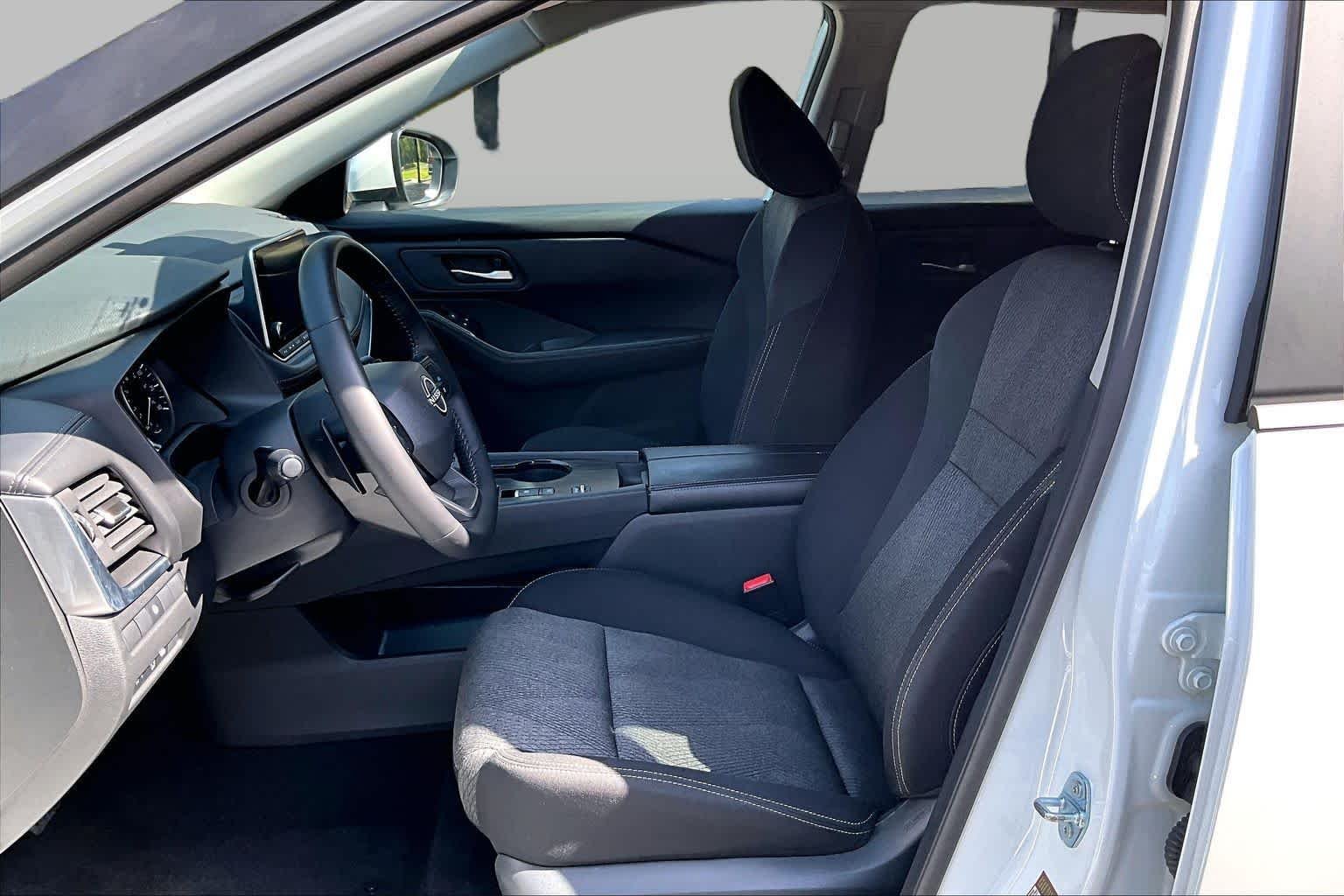 Used 2025 Everest White Pearl Nissan SV image 8