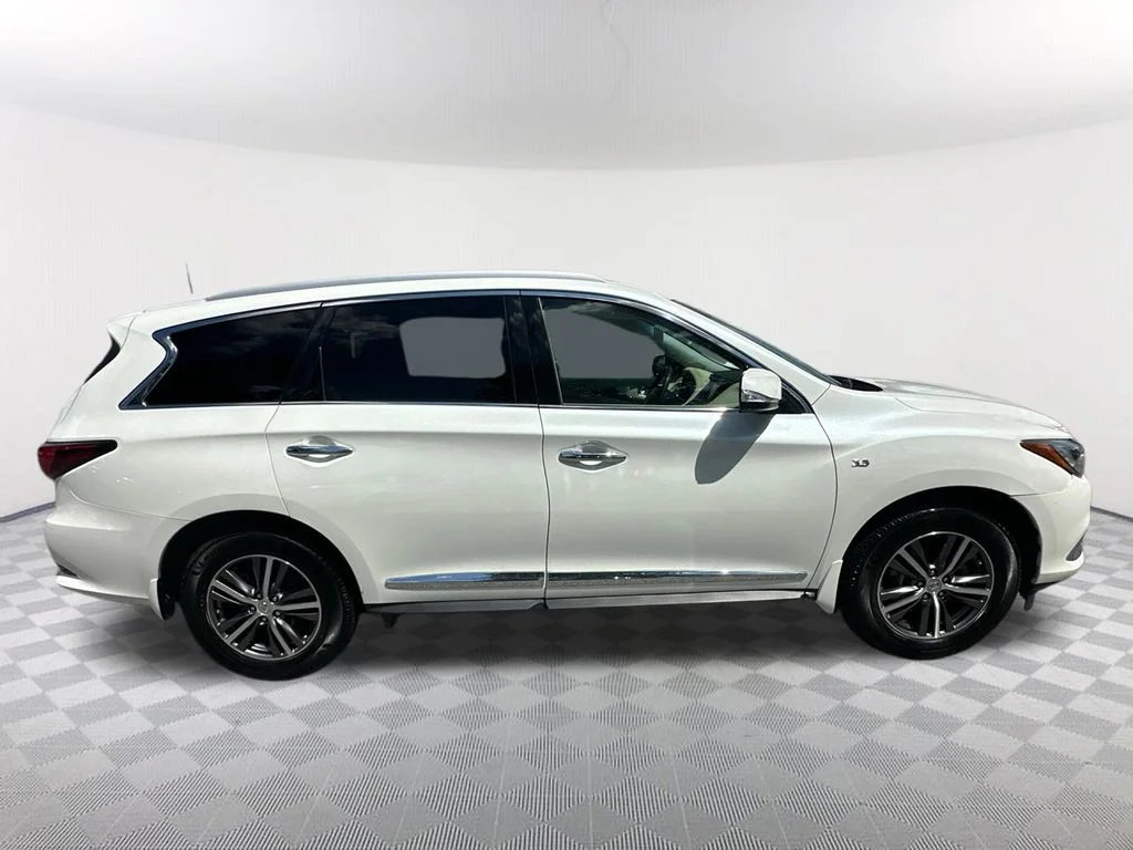 Used 2016 White INFINITI Base image 4