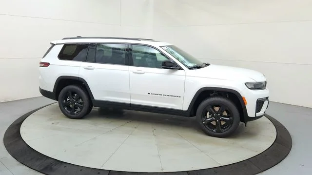 New 2026 Bright White Clear-Coat Exterior Paint Jeep Limited image 13