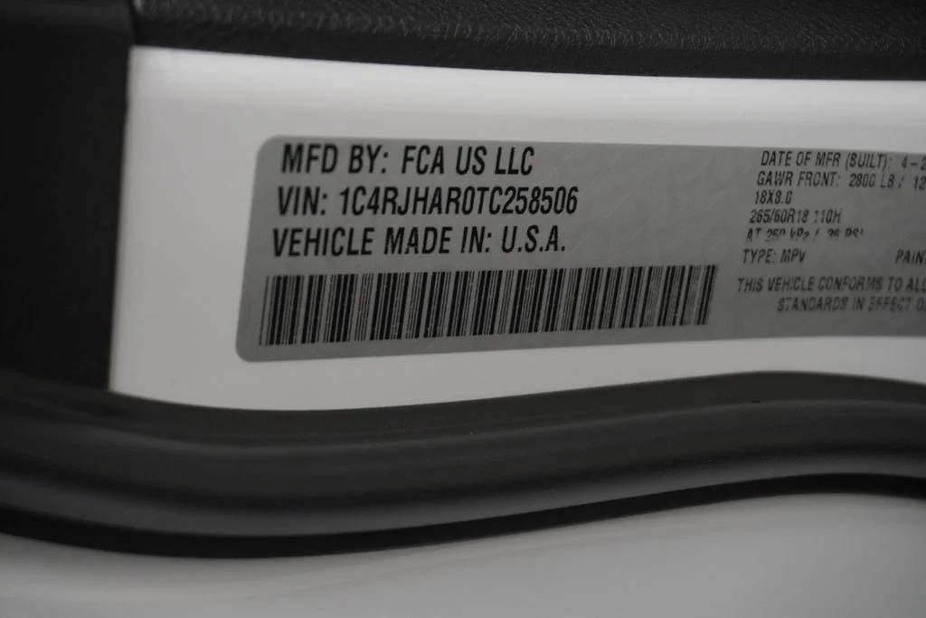 New 2026 Bright White Clear-Coat Exterior Paint Jeep Altitude image 40
