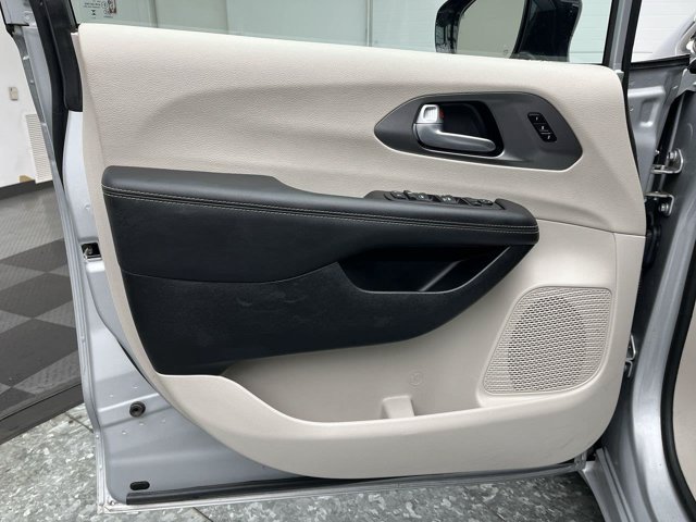 Used 2024 Silver Mist Clearcoat Chrysler Touring L image 6