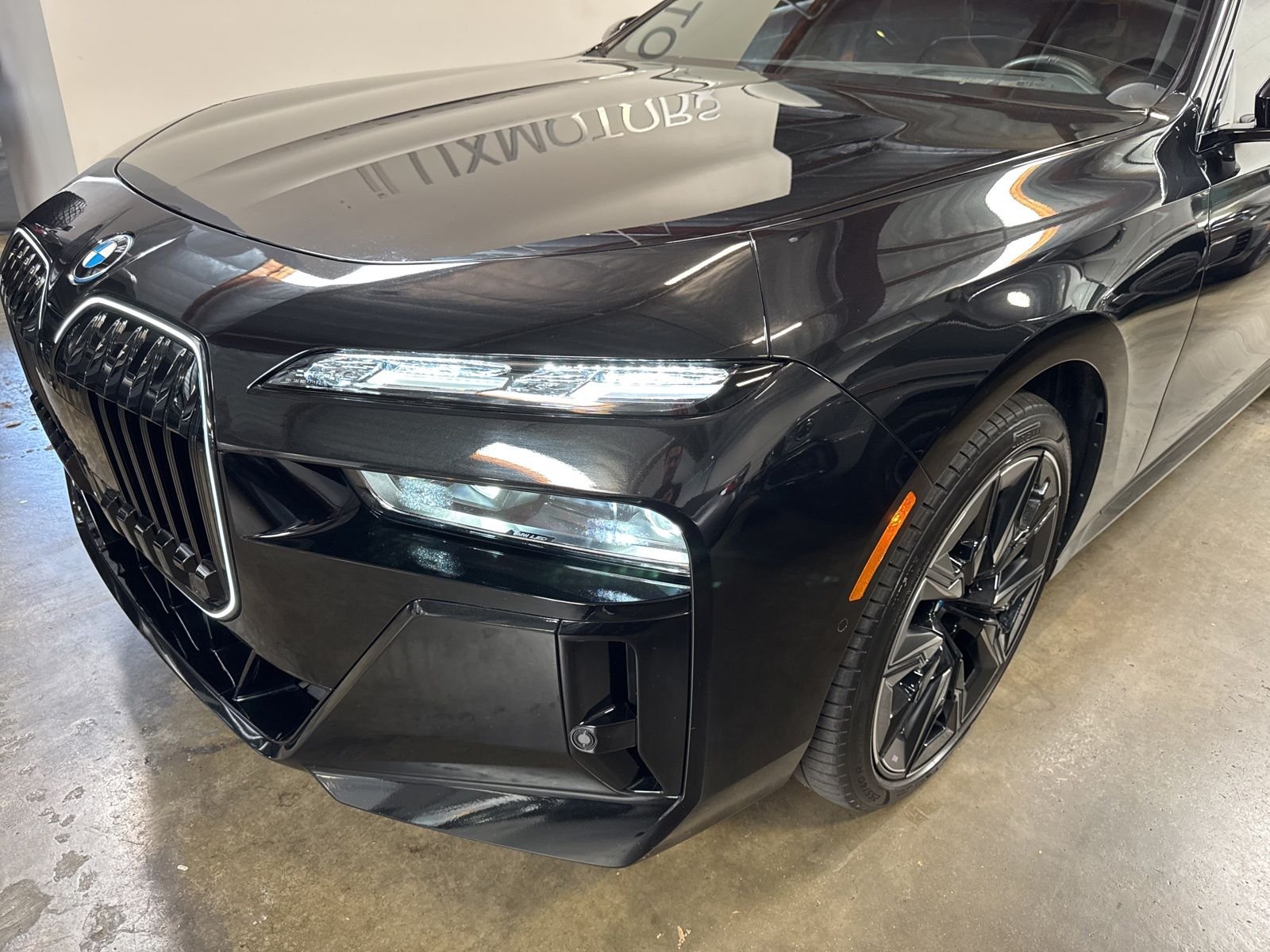 Used 2025 Black BMW xDrive60 image 4