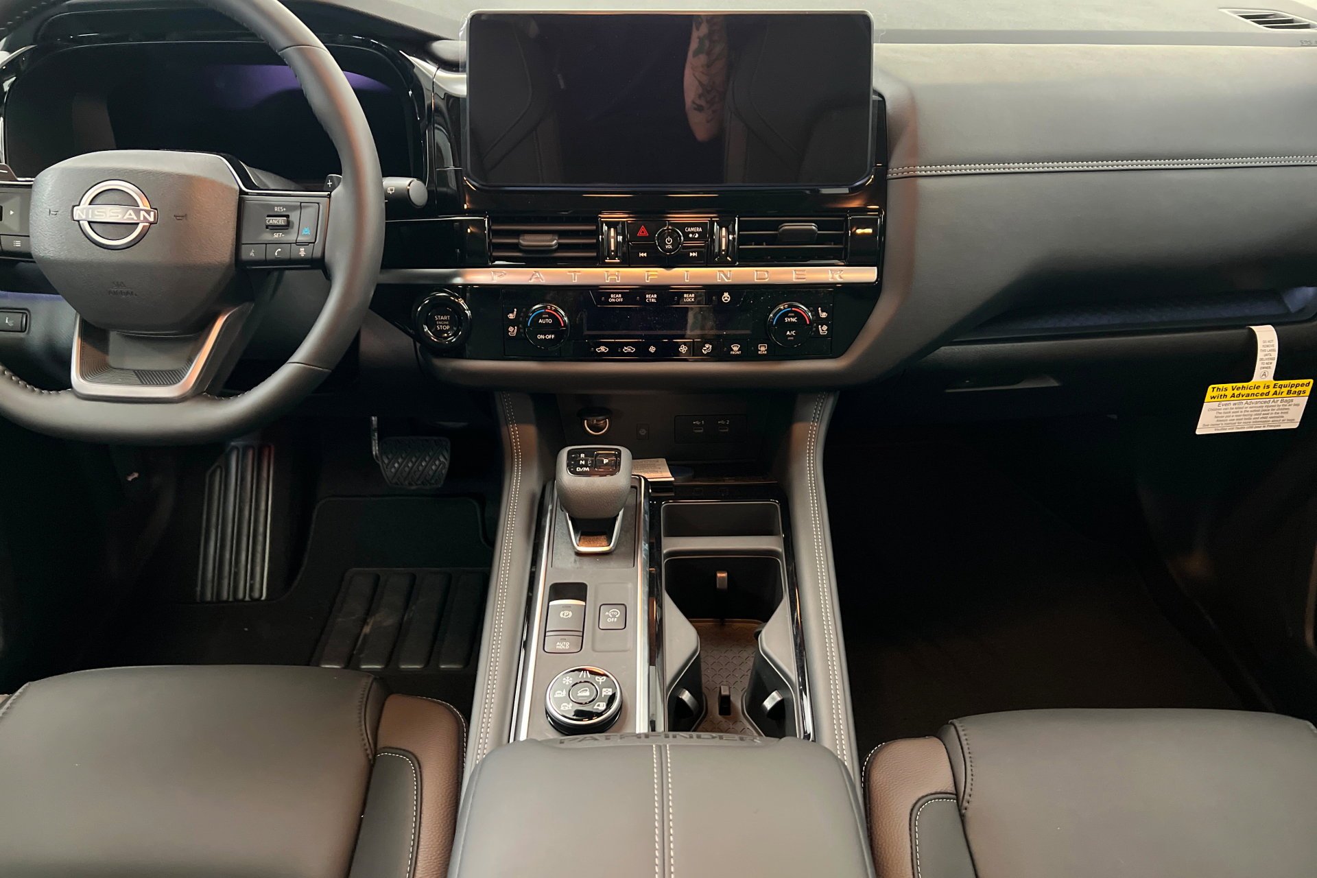 New 2026 Boulder Gray Pearl / Super Black Two-tone Nissan Platinum image 14