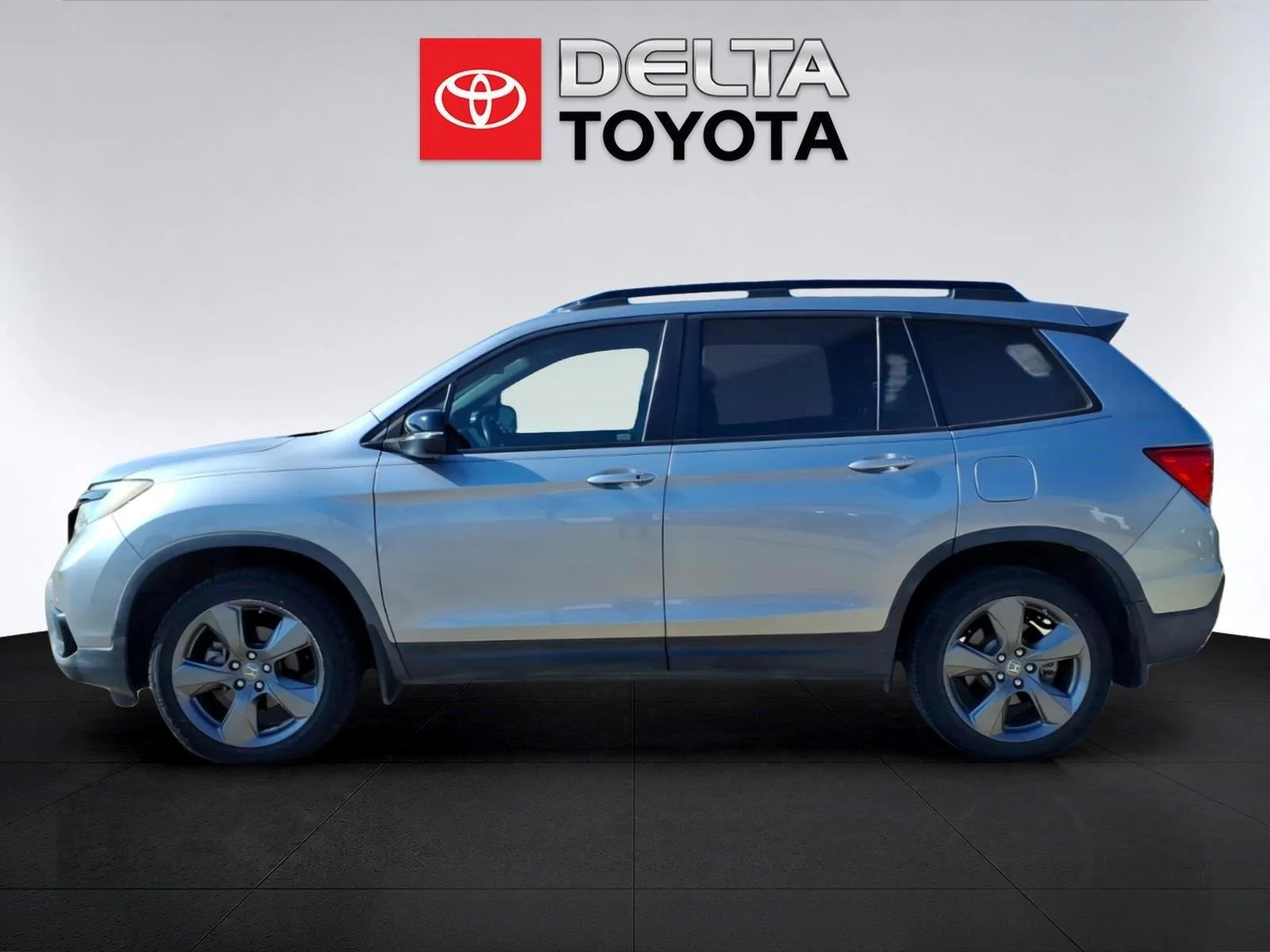 Used 2019 Lunar Silver Metallic Honda Touring image 2