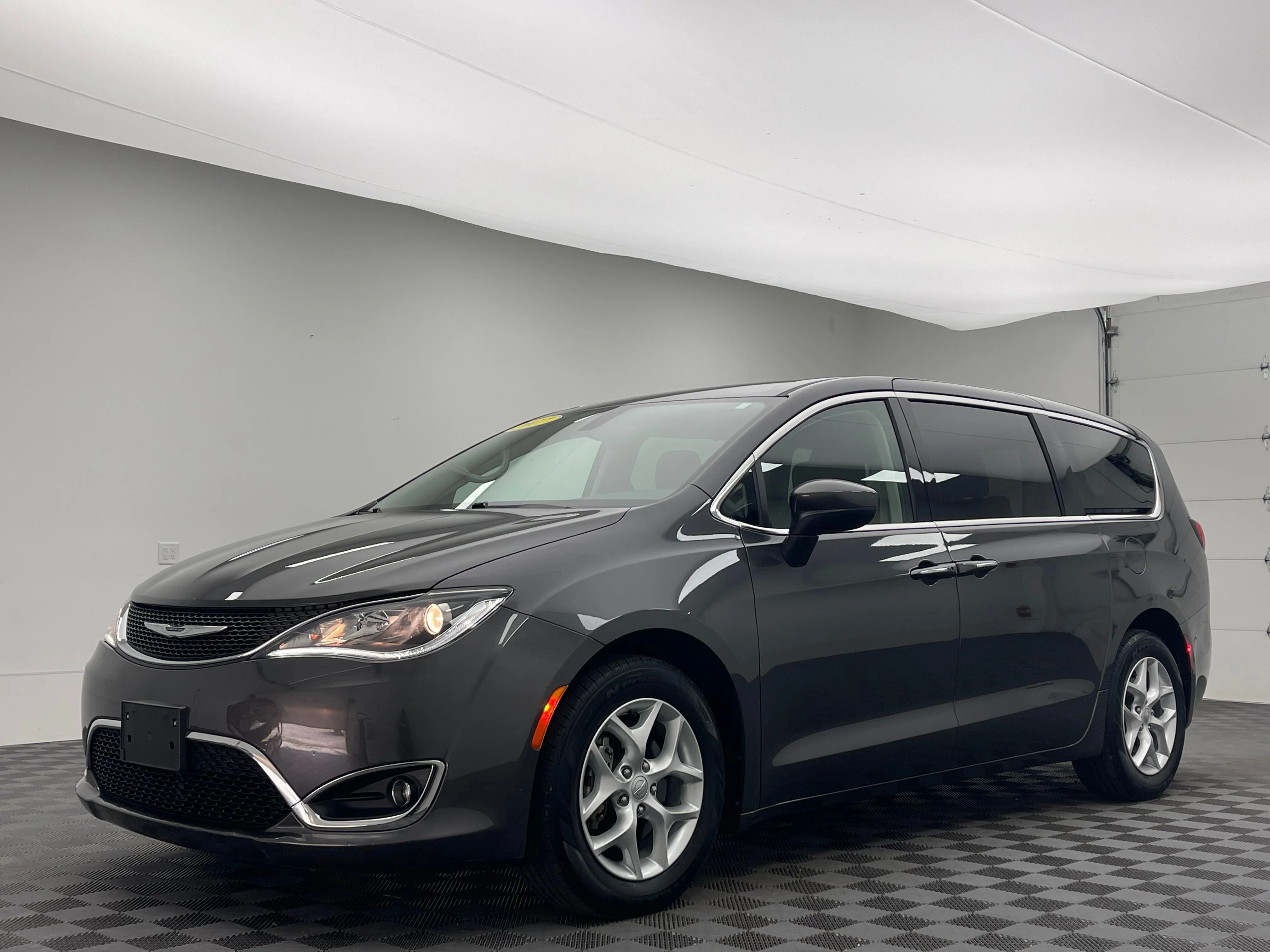 Used 2017 Granite Crystal Metallic Clearcoat Chrysler Touring L image 2