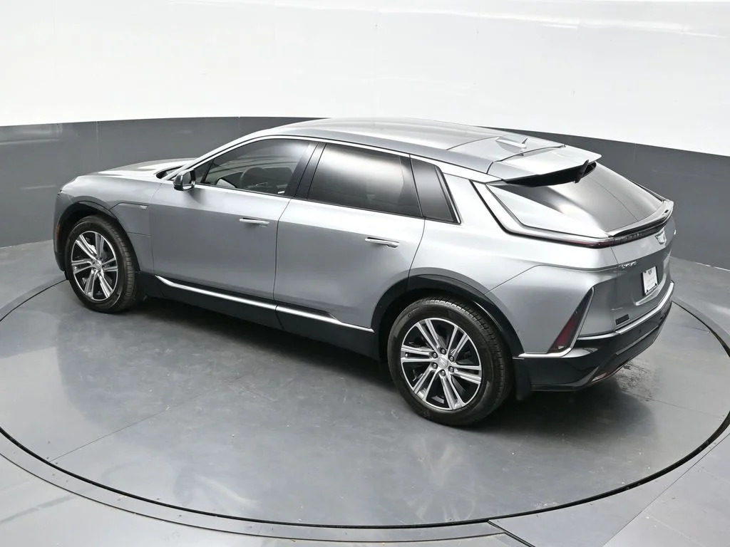 Used 2024 Silver Cadillac Luxury image 39