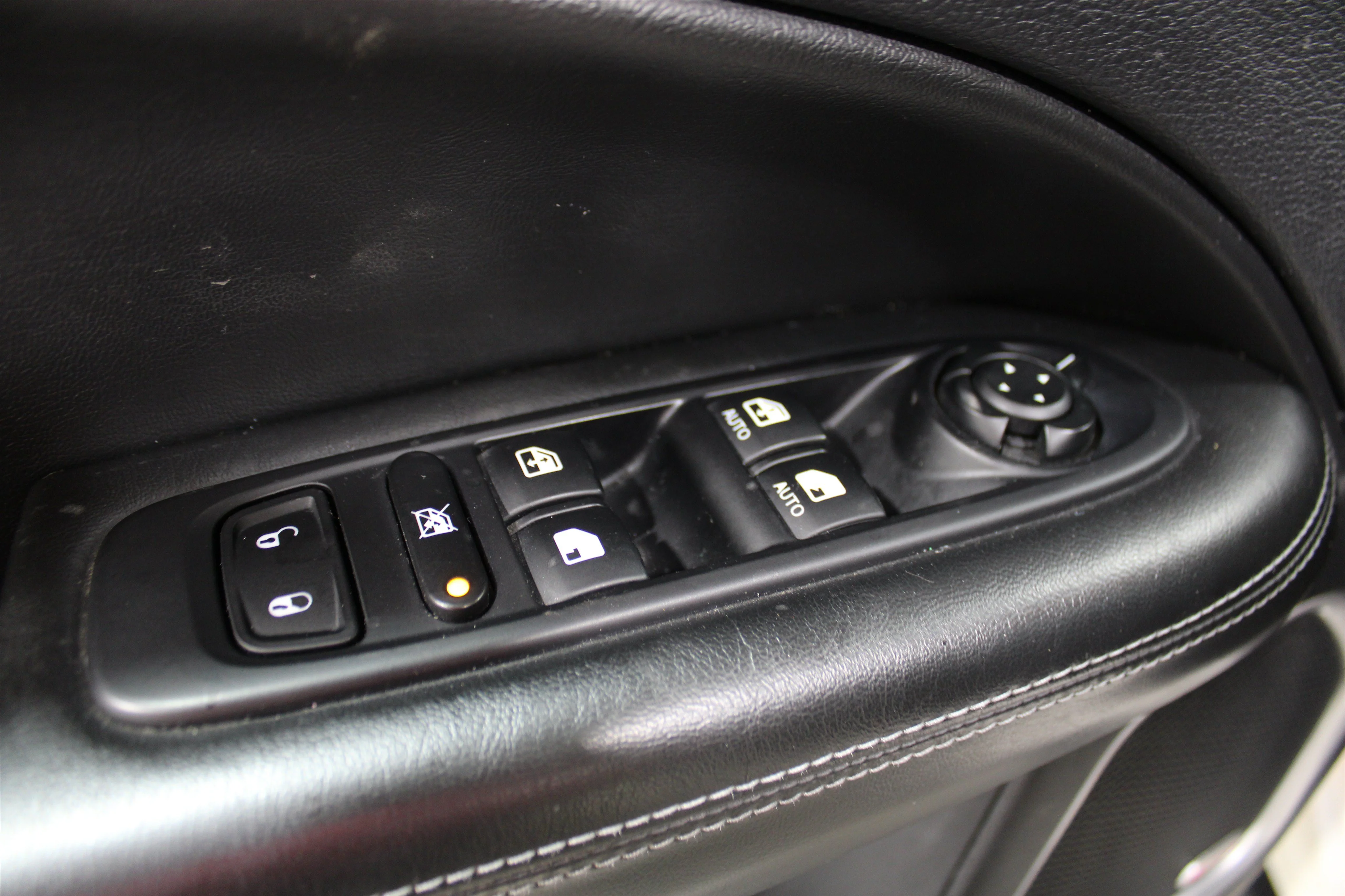 Used 2019 Pearl White Tri-Coat Jeep High Altitude image 7