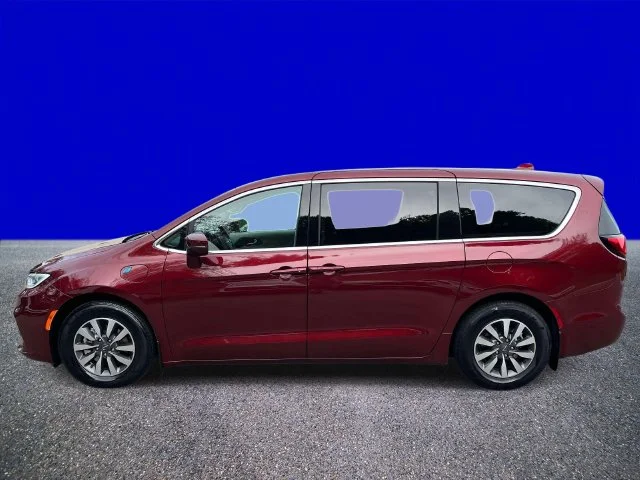 Certified Used 2022 Velvet Chrysler Touring L image 6