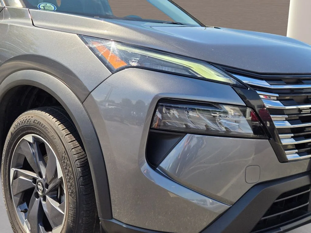 Used 2025 Gray Nissan SV image 2