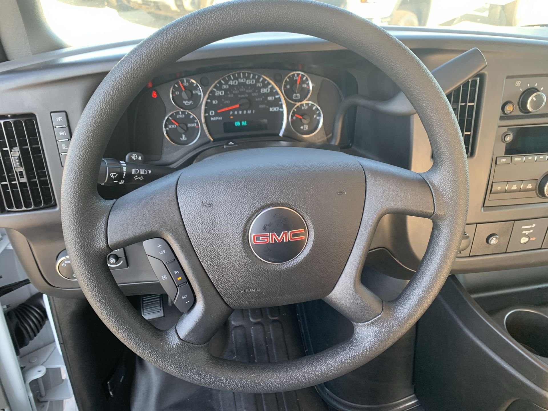 New 2025 Summit White GMC 1WT image 26