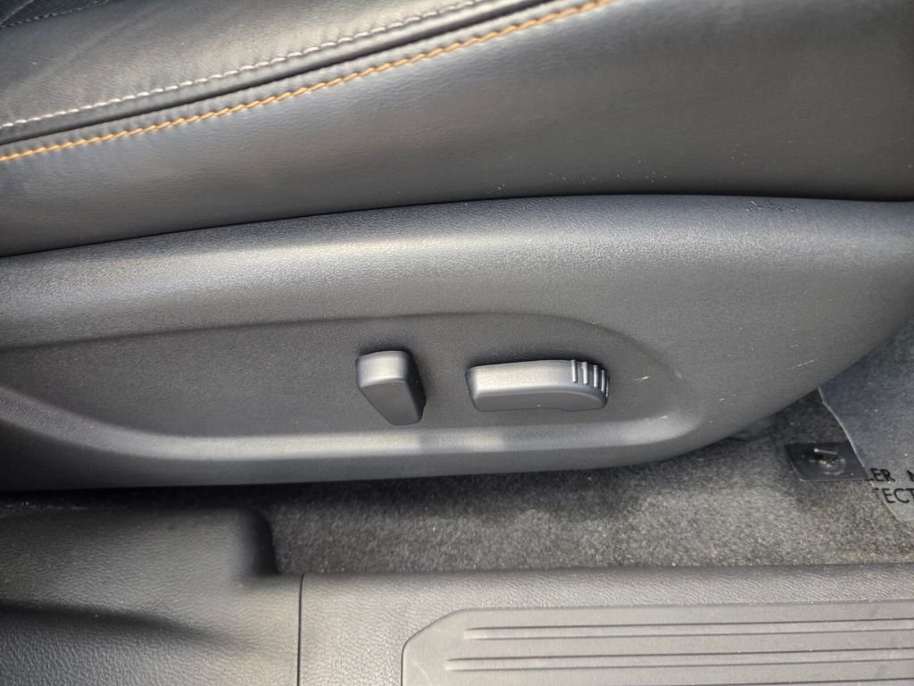 Used 2022 Black Nissan Platinum image 18