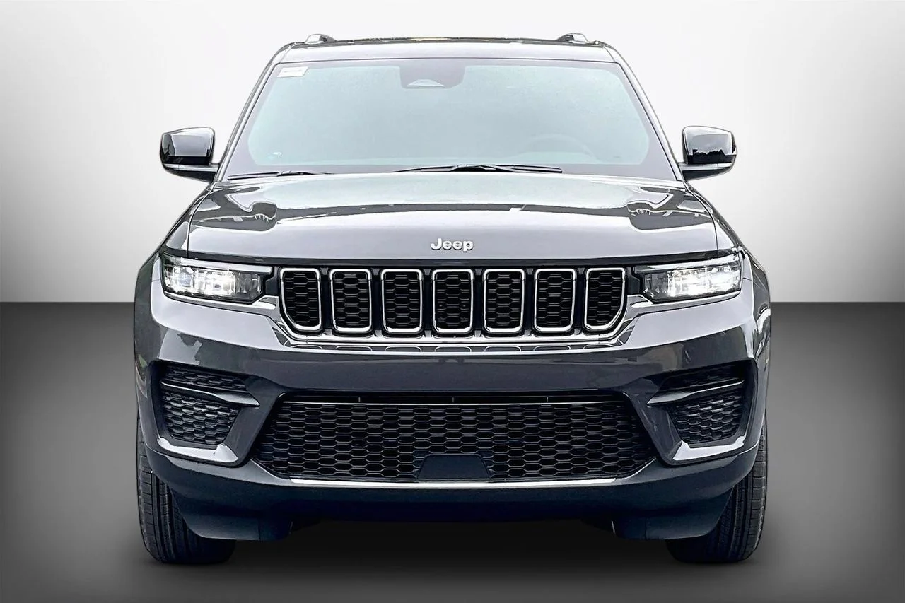 New 2026 Baltic Gray Metallic Clearcoat Jeep Laredo image 3