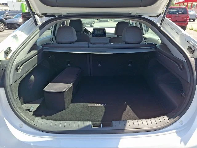 Used 2020 White Hyundai SE image 28