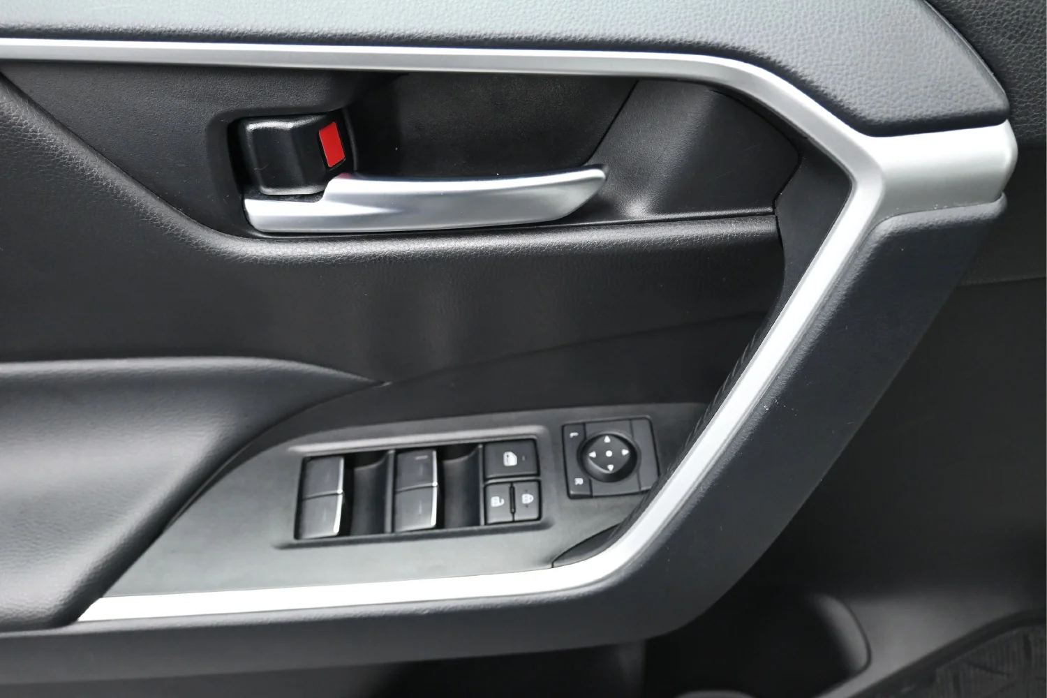 Used 2025 White Toyota XLE image 20