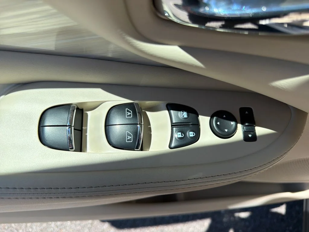 Used 2018 Pearl White Nissan SL image 30