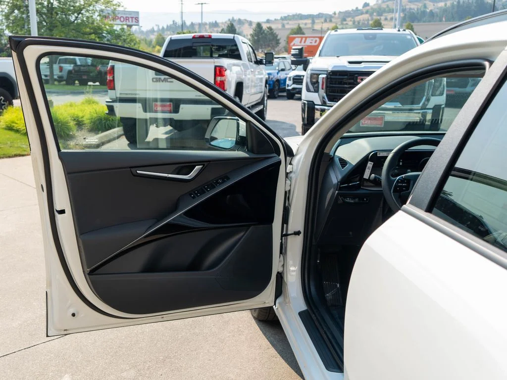 New 2026 Snow White Pearl Kia WIND image 15