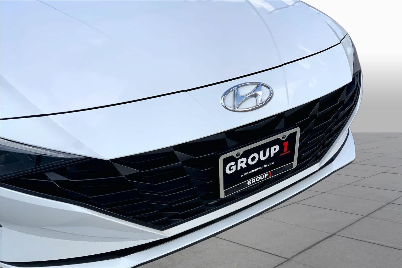 Used 2021 Quartz White Hyundai SE image 30