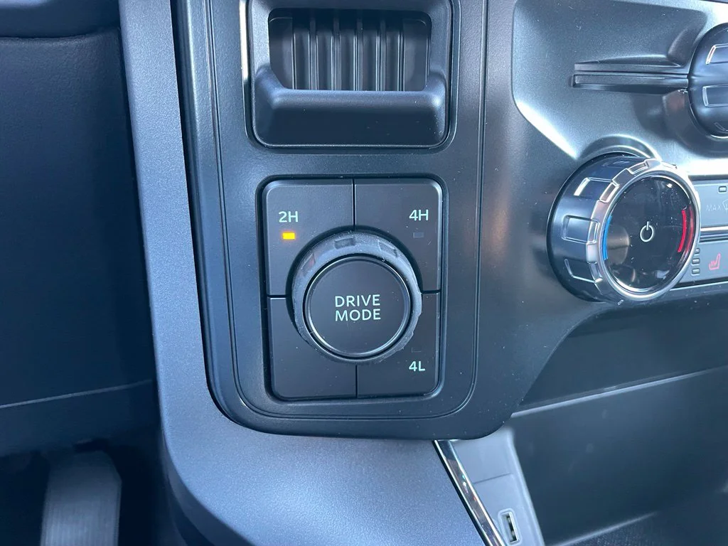 New 2026 Carbonized Gray Metallic Ford XLT image 14