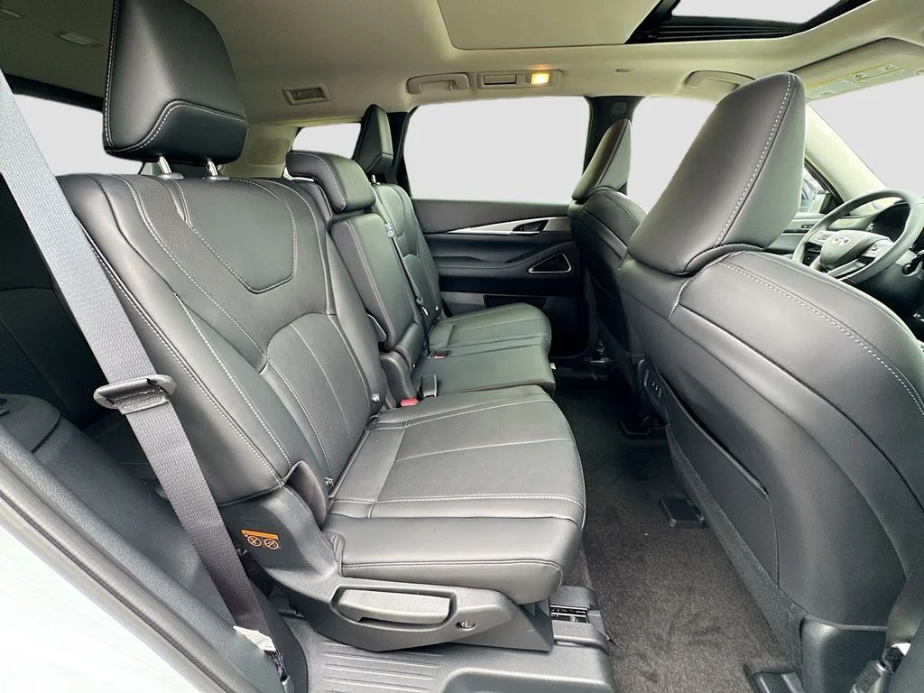 New 2027 RADIANT WHITE INFINITI Luxe FWD image 30