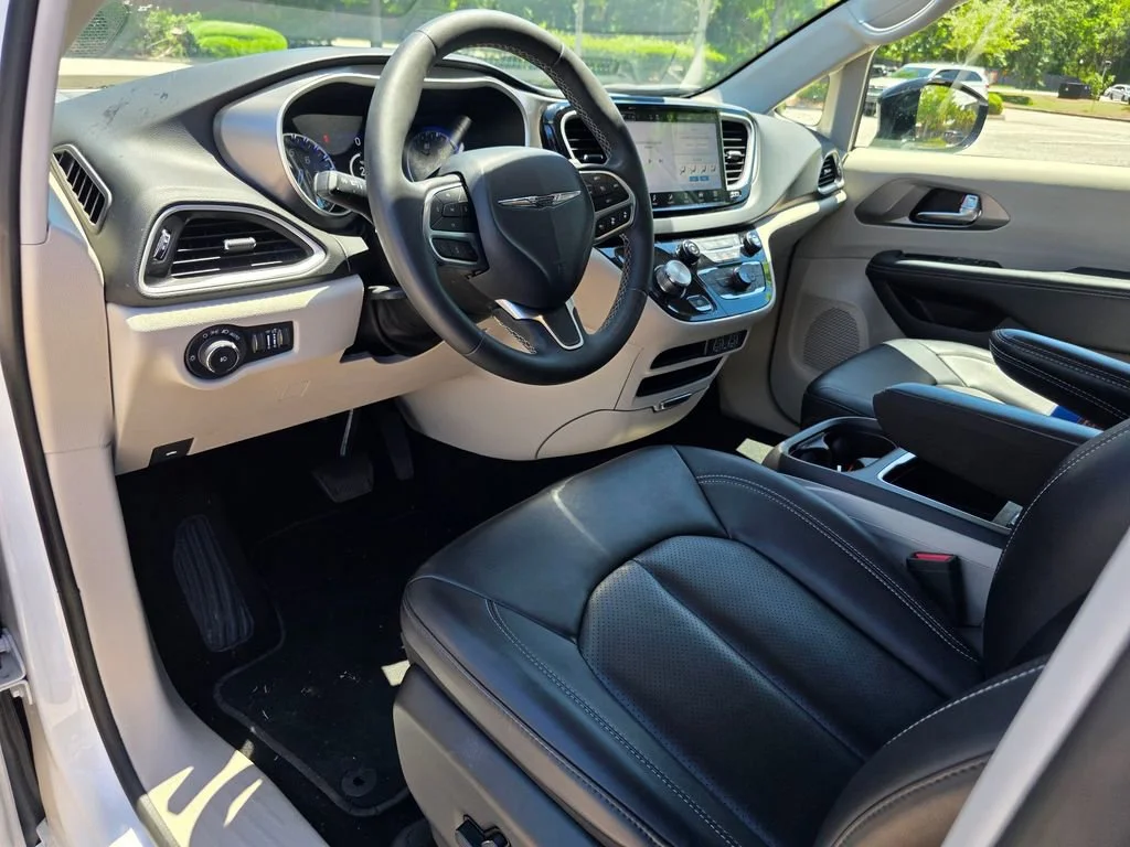 Used 2024  Chrysler Touring L image 11
