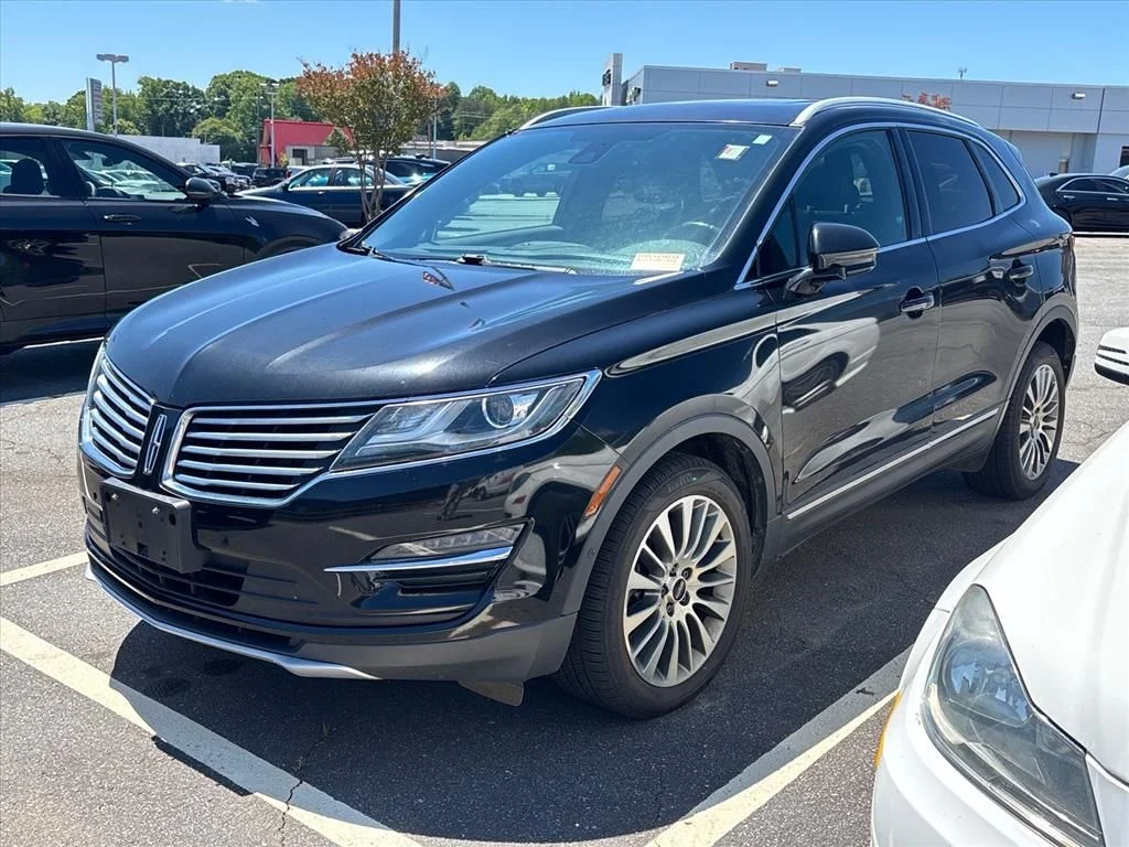 Used 2017 Black Lincoln Reserve image 2