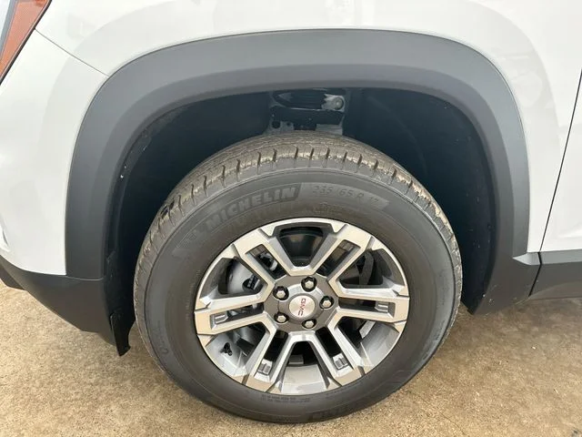 Used 2027 White GMC Elevation image 20