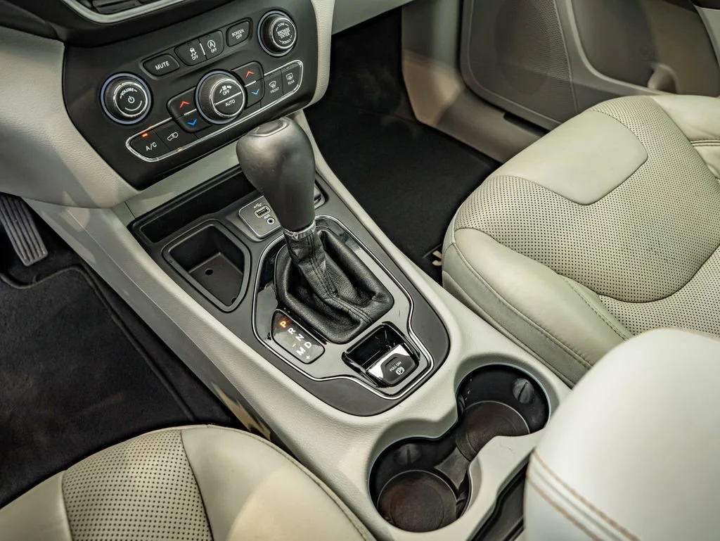 Used 2019 Bright White Clearcoat Jeep Limited image 27