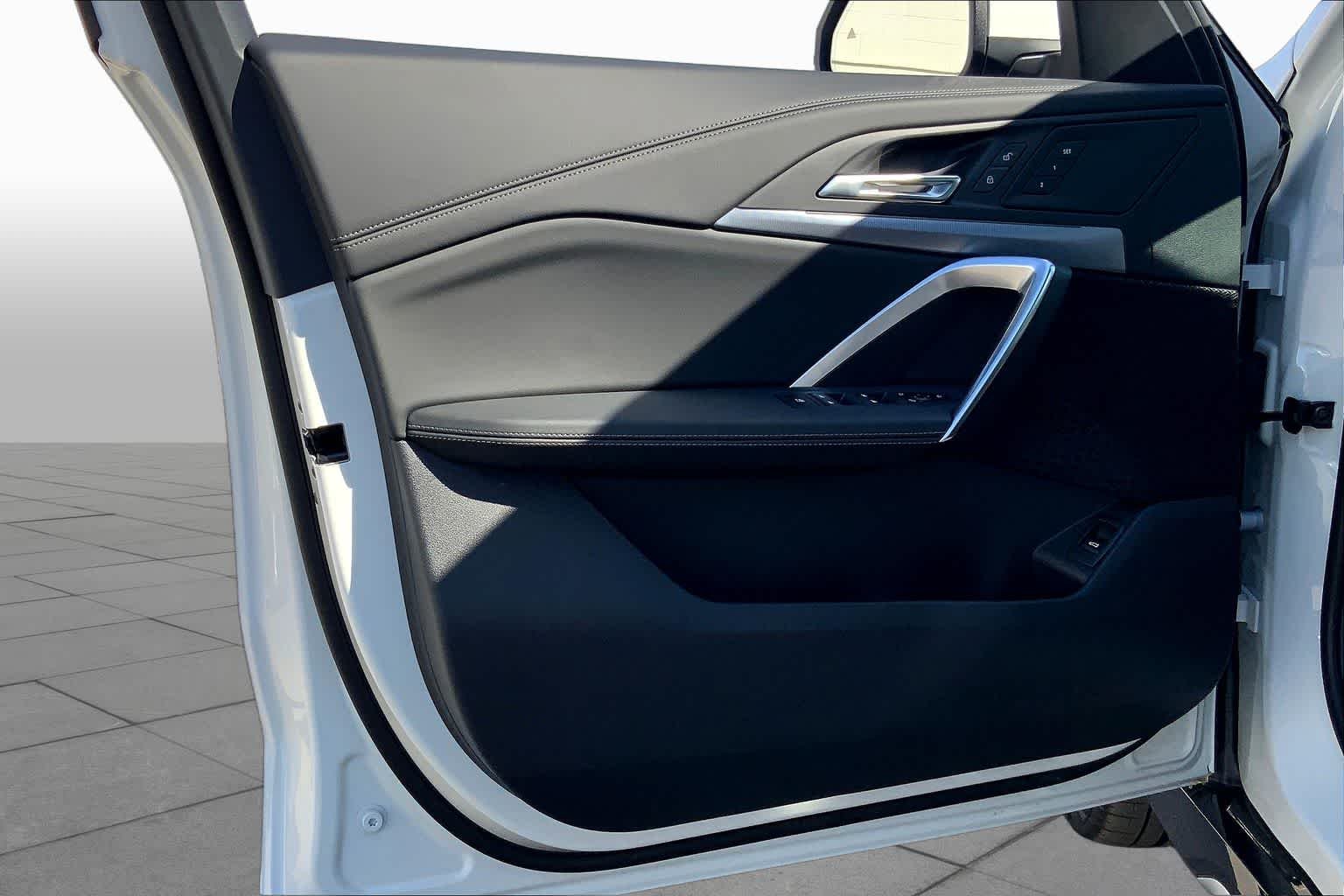 New 2025 Alpine White BMW xDrive28i image 9