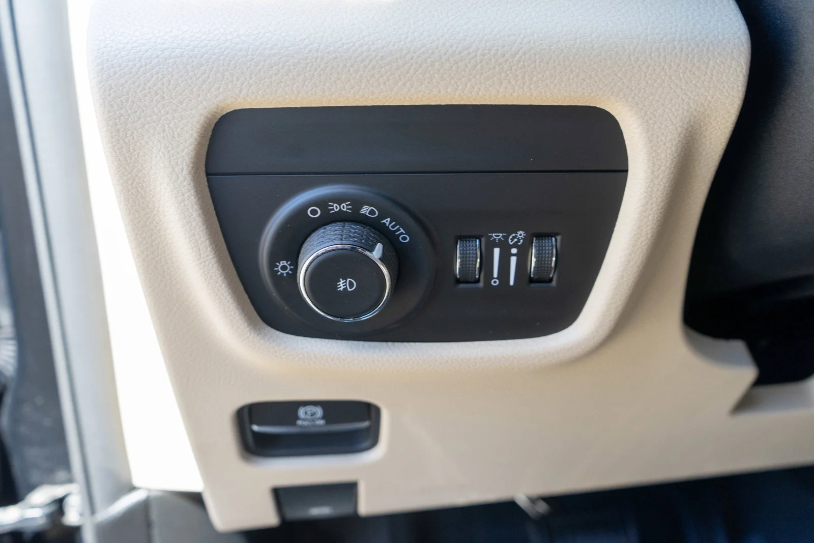 Used 2023 Diamond Black Crystal Pearlcoat Jeep Limited image 16