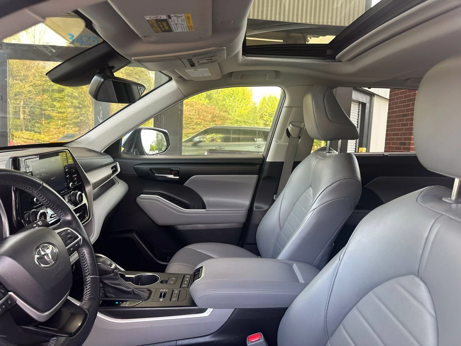 Used 2022  Toyota XLE image 8