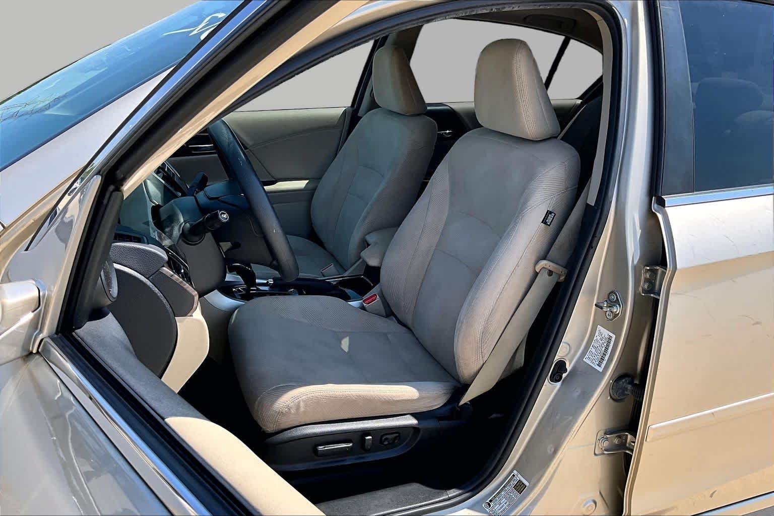 Used 2016 Champagne Frost Pearl Honda EX image 8