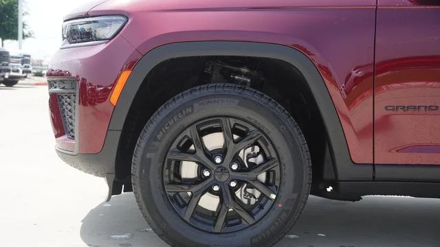 New 2026 Velvet Red Pearl-Coat Exterior Paint Jeep Altitude image 5
