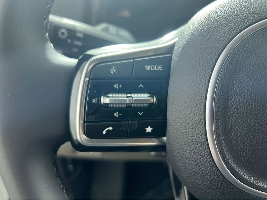 New 2026 Snow White Pearl Kia LXS image 17