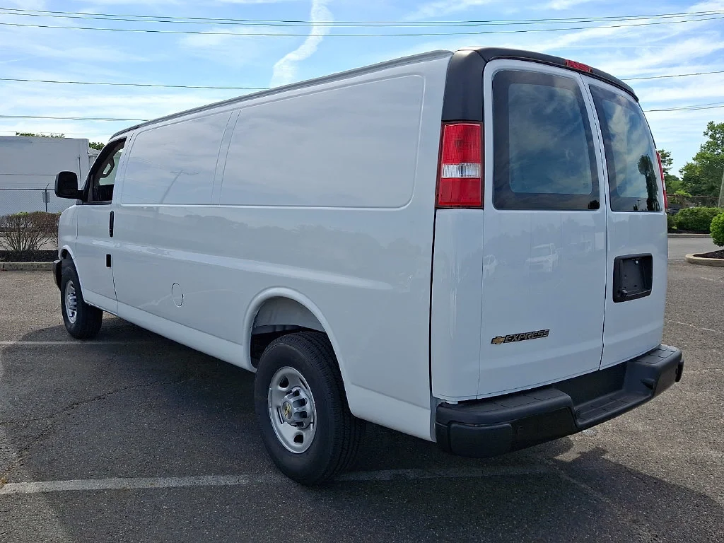 New 2026 Summit White Chevrolet WT image 6
