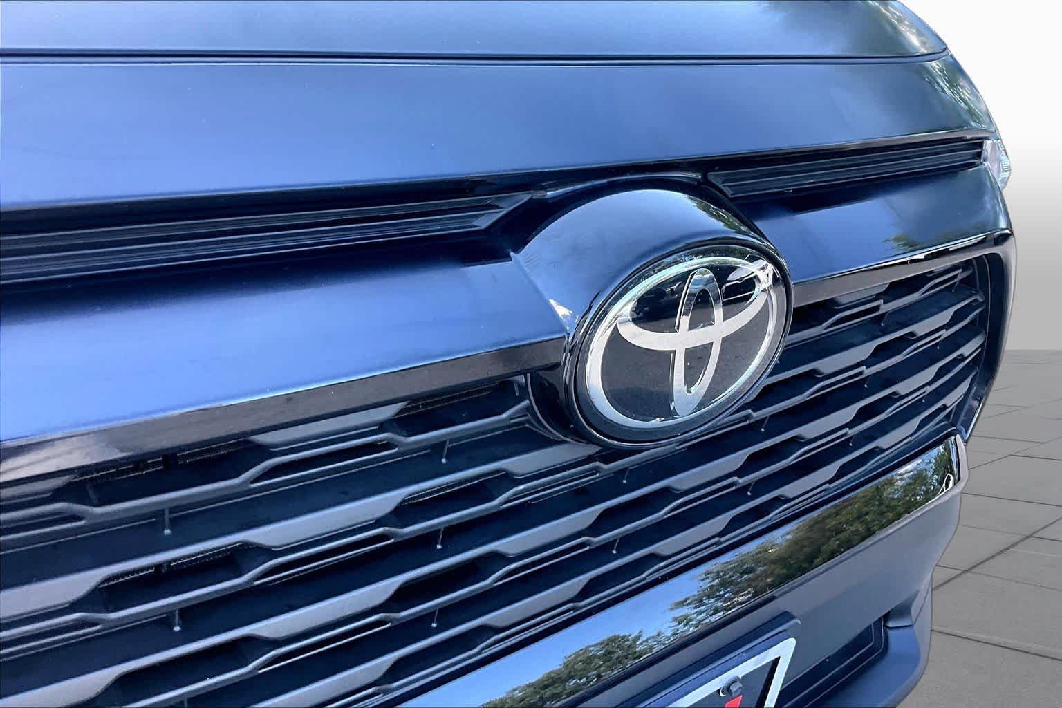 Used 2025 Midnight Black Metallic Toyota XLE Premium image 29